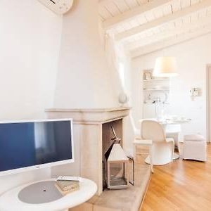 Di Punto In Bianco Home
