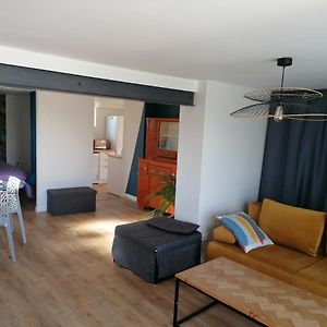 Logement Entier Independant Dans Une Maison Calme Avec Jardin Barbecue Face Aux Vignes Pouvant Accueillir Cette Personne Tres Bien Si Tu Es A 5 Minutes De Saint-Emilion 5 Minutes Du Centre-Ville De Libourne Et 5 Minutes De L'Hopital