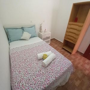 Clavelina Economy Room Calle Julio Antonio