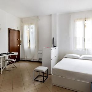 White Leaves Studio By Wonderful Italy