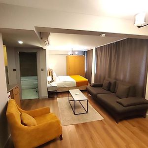 Studio Lit King-Size
