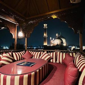 Hotel Aiwan-E-Shahi