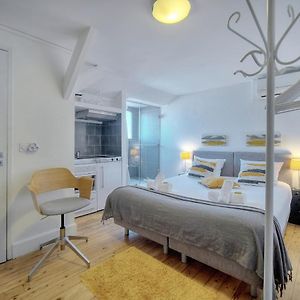 Studio Lit King-Size