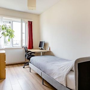 Digital Nomad Station - Bedroom With Desk Nearby Station And Parking