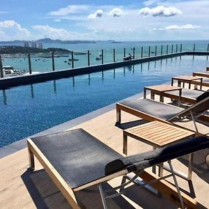The Base Central Pattaya Quiet King-Bed With Infinity Pool & Free Netflix!