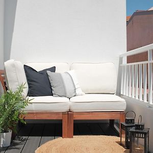 Downtown Terrace - 2 Bedroom Apt In Graca With Private & Sunny Terrace!