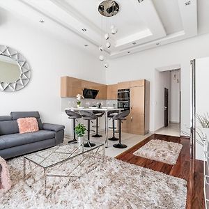 Luxury Apartment With Free Garage And Balcony In The Center