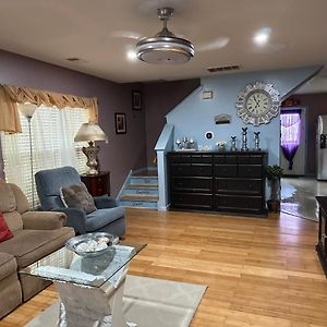 Colorful 3 Bedrooms Twin Home Near Center