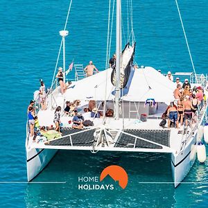 #006 Foxy D By Home Holidays