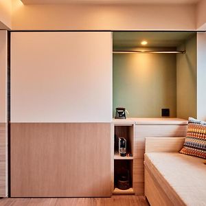 Studio Lit King-Size