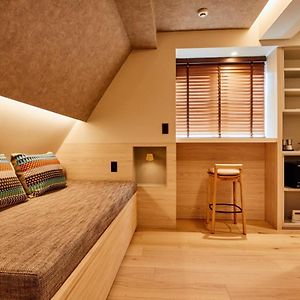 Studio Lit King-Size