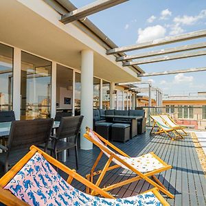 Luxury Apartment With Balcony In Downtown