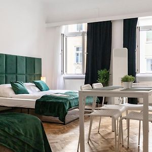 Peaceful 2 Bedroom Apt With Backyard In Prime Location