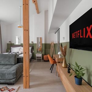 Studio Lit King-Size
