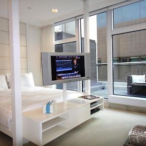 Studio Lit King-Size