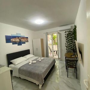 Studio Lit King-Size