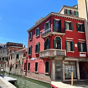 Splendid “True Venice Apartment” Overlooking Water