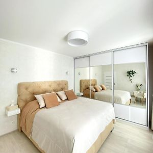 Die Eleganz - Apartment Near The City Center With Free Parking