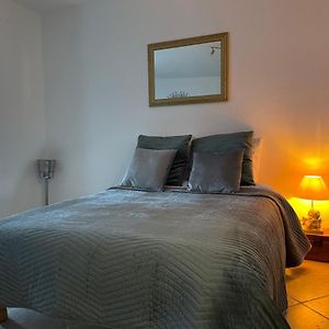 Studio Lit King-Size