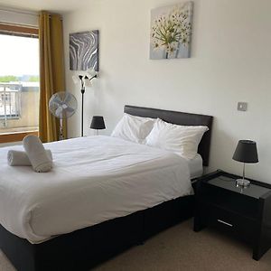 Spacious 2 Bedroom Apartment At The Postbox