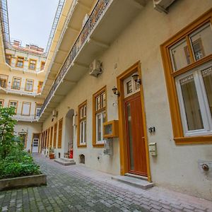 Cute Gallery Flat In Dob Str, Mars