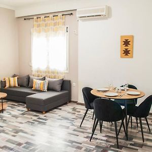 Your Athens Getaway: Stylish Apt In Athens