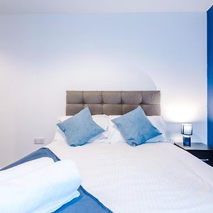 2 Bed Apartment With Balcony Private Parking Near Etihad Stadium, Coop Live