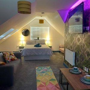 Vibrant & Modern Studio Apartment In Birmingham