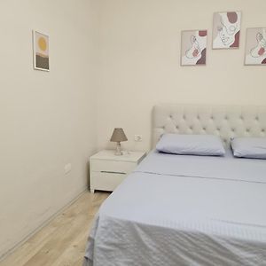 Downtown Boulevard Apartment With A Cute Balcony!