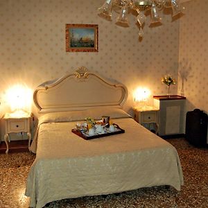 Chambre Annexée Lit Queen-Size