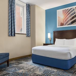 Chambre Lit Queen-Size avec Accès aux Personnes Handicapées