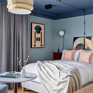 Studio City Lit King-Size