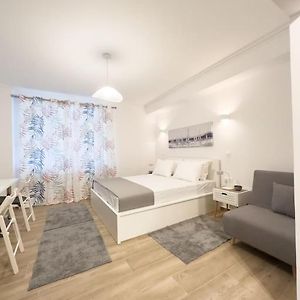 Petite Retreat In Kolonaki, Athens /Netflix