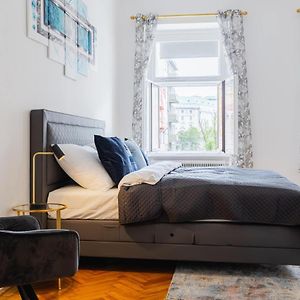 120 M2 4-Rooms Apartment In A City Center