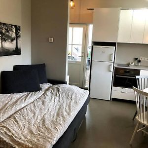 Adorable One Bedroom Apartment With Free Parking.