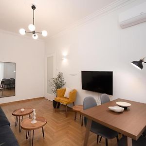 Vibrant Urban Getaway: Charming 2-Bedroom Near Bars, Parks, And Metro