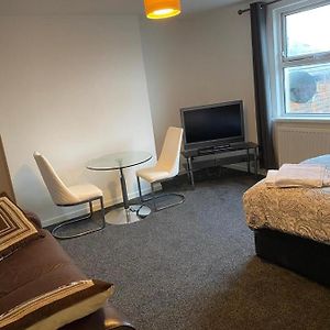 2 Bedroom Flat With Free Parking In Manchester