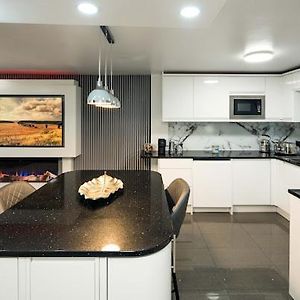 New Modern Hybrid 4 Bedroom 7 Bed Apartment 9 Guest Capacity