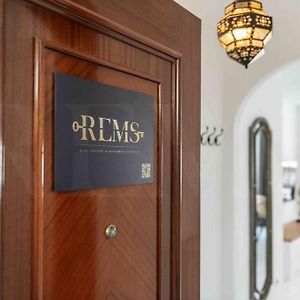 Spacious & Authentic Apartment By Rems