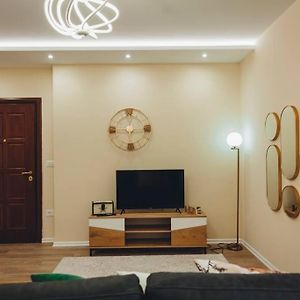 Luxury Apartment At Myslym Shyri