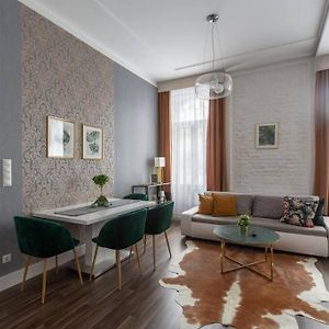 Chic, Captivating Space Near Opera House