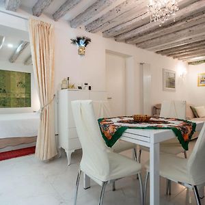 Loving In Venice, 5 Stars