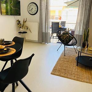 2 Bd Top Floor Aprt With Acropolis View