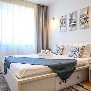 Eme-Rose Condo, Free Guarded Parking & Gym