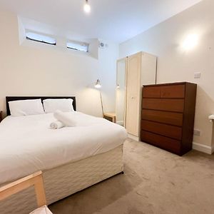 Convenient 2Br Basement Flat In Leith