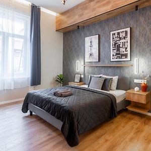 Exclusive Dohany Apartment With Balcony Next To The New York Cafe