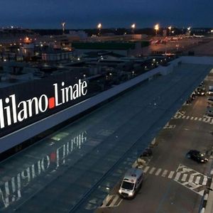 Linate Airport Elegant Suite,Tram 1 Minute Away