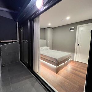 Studio Lit King-Size