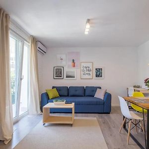 Quiet & Airy Modern Apt. Top Centre Free Parking