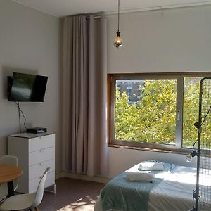 Studio Lit Queen-Size
